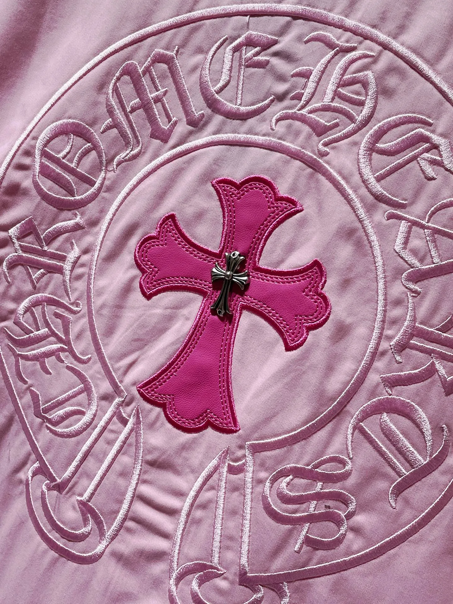 P256 Chrome Hearts shirt series Embroidered colorful classic cross horseshoe patchwork leather twill shirt Original model opening, customized version with high weight bronze silver buckle Specially customized version of the original shirt fabric Can be worn as a jacket or as a base Recommended color: pink Size: S, M, L, XL
